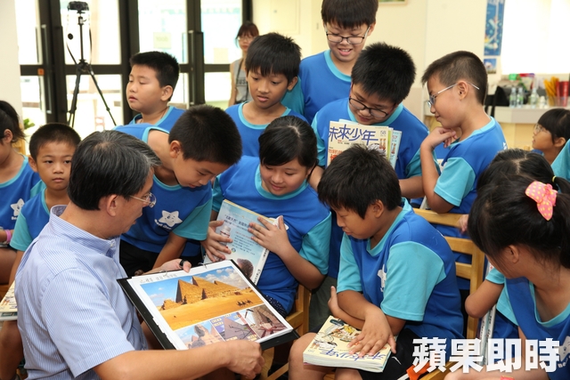總經理陳志聲現場帶小朋友導讀。陳恒芳攝